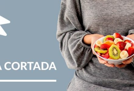 Fruta cortada y envasada en la oficina