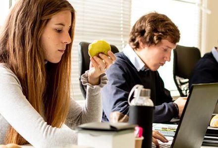 La importancia de una buena alimentación para el rendimiento laboral